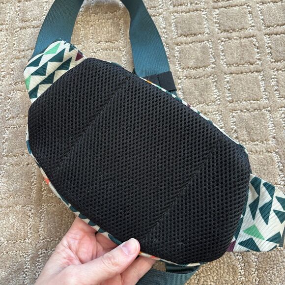 KAVU Spectator Waist Pack Belt Bag Padded Back Adjustable Straps Hike Multicolor - Picture 3 of 9